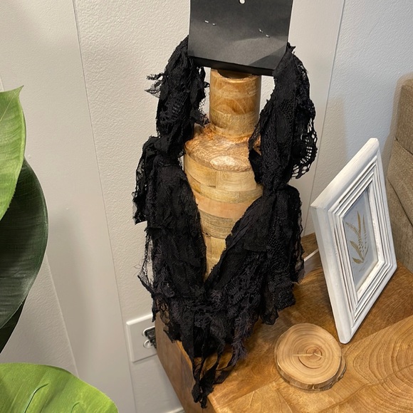 Accessories - BNWT Black Scrappy Scarf